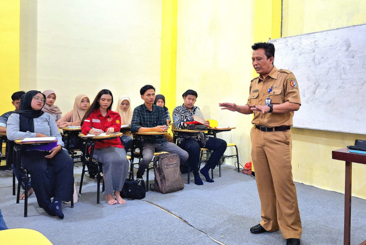 Sekretaris DPMPTSP Bojonegoro Jadi Dosen Praktisi di&nbsp;Unigoro