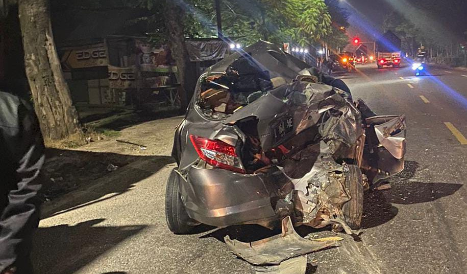 Sebuah Mobil Mengalami Rusak Parah Setelah Diseruduk Truck Di Perempatan&nbsp;Balen