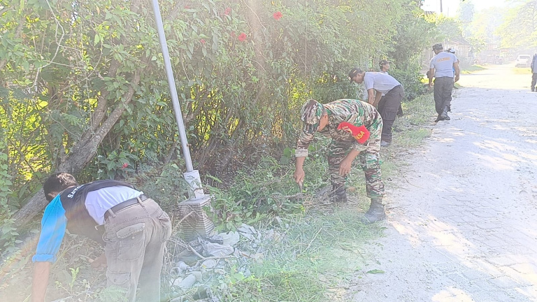 Babinsa Ikut Gerakan Bulan Bhakti Gotong Royong di Desa&nbsp;Butoh