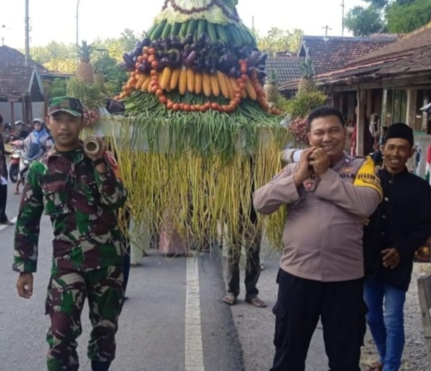 Bhabinkamtibmas dan Babinsa Sugihan Kecamatan Temayang Kompak Hadir Dalam Sedekah&nbsp;Bumi
