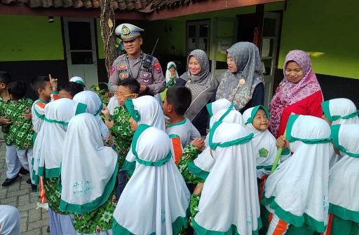 Tertib Berlalu Lintas Sejak Dini Dikenalkan Oleh Kanit Kamsel Sat Lantas Polres&nbsp;Bojonegoro