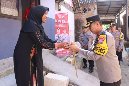 Bedah Rumah Presisi Oleh Polres Bojonegoro, Ciptakan Kebahagiaan Tersendiri Bagi&nbsp;Penerima