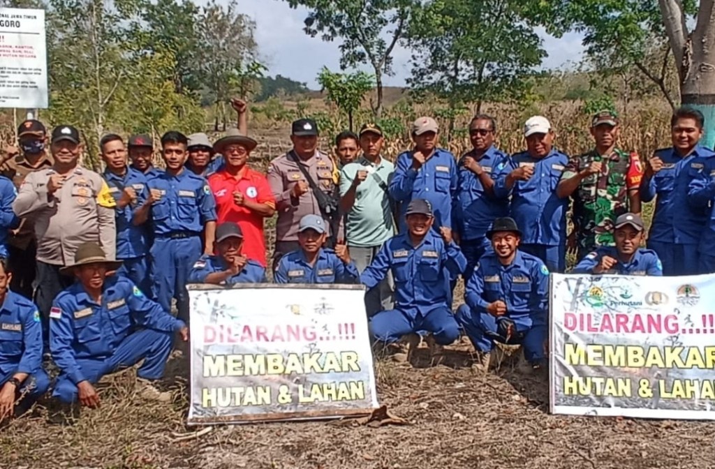 Polsek Temayang Bersama Satgas Gapoktan LMDH Pasang Baner Larangan Pembakaran&nbsp;Hutan