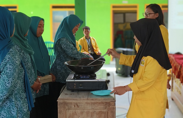 Berdayakan Perempuan Desa Betet, Mahasiswa KKN UNIGORO Berikan Pelatihan Pembuatan Bawang&nbsp;Goreng