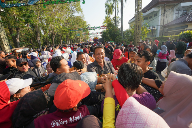 Setyo Wahono Dikerubuti Warga Saat Hadir di Mlaku Bareng Dalam Rangka Hari&nbsp;Koperasi