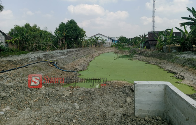 Warga Sekitar Protes, Pekerjaan Pengerukan Aliran Sungai di Desa Balenrejo Berdampak Pada Lahan&nbsp;Warga