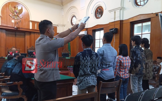 Ibu Korban Yang Meninggal Akibat Dugaan Pengeroyokan Jadi Saksi Di&nbsp;Persidangan