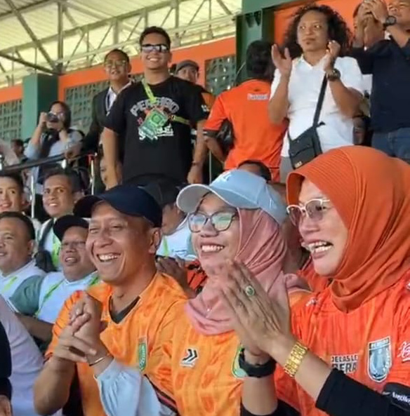 Setyo Wahono – Nurul Azizah Kompak Semangati Persibo Saat Lawan Gresik&nbsp;United