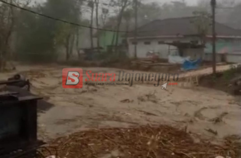 Hujan Deras di Wilayah Sekar Akibatkan Banjir Bandang dan Jembatan Terendam&nbsp;Air