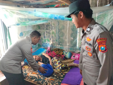 Kepedulian Sosial, Bhabinkamtibmas Polsek Temayang Sambang dan Bantu Warga Yang&nbsp;Sakit